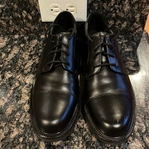 Cole Haan Balck Cap Toe shoes. Size 9. Waterproof
